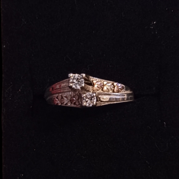 Jewelry - Black hills gold diamond ring